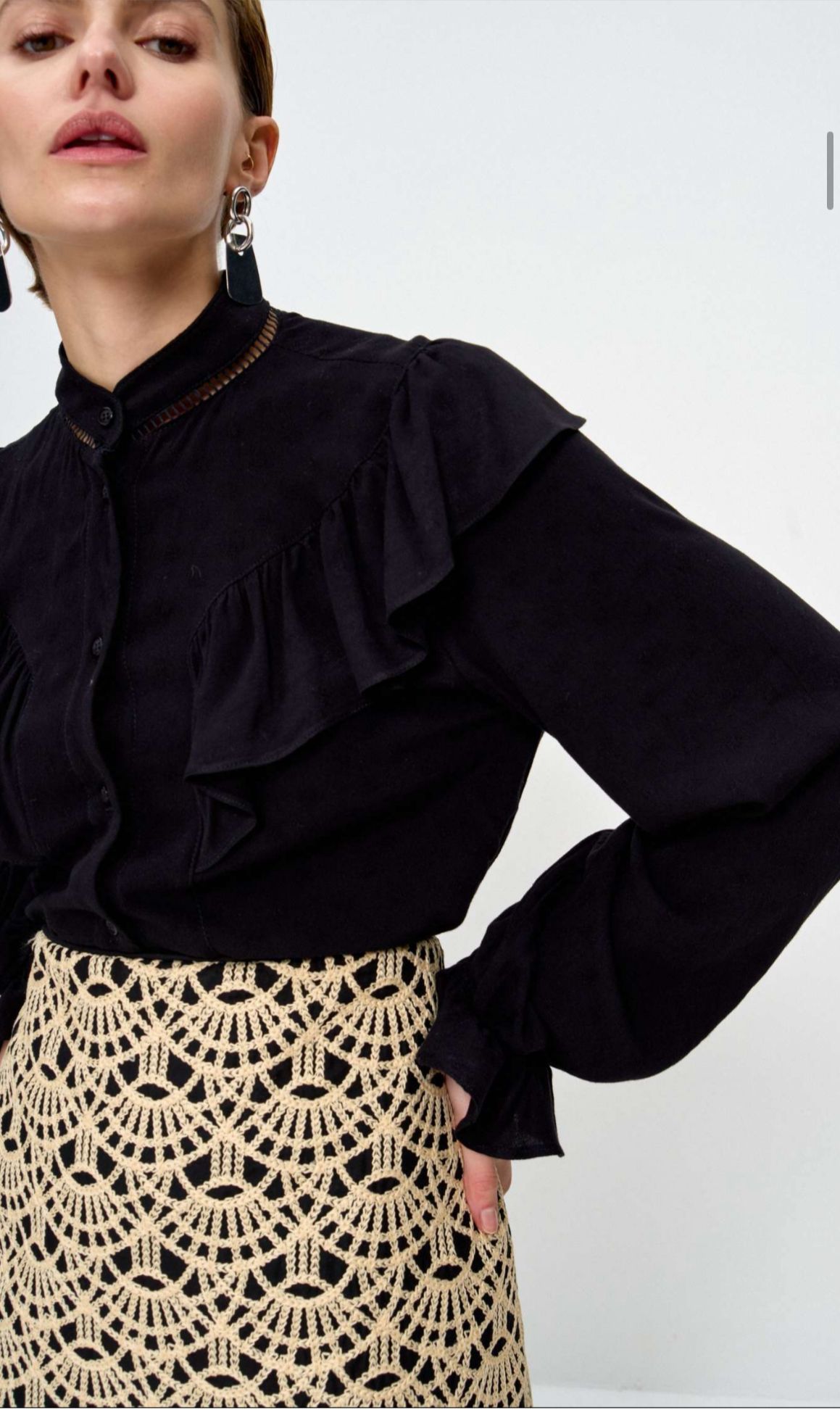 Blusa Vitoria: Camisa Gola Alta com Renda e Volantes - Preto Clássico