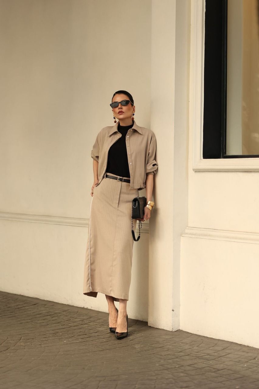 Conjunto Jessica -Jaqueta Cropped e Saia Lápis Midi ( Bege)