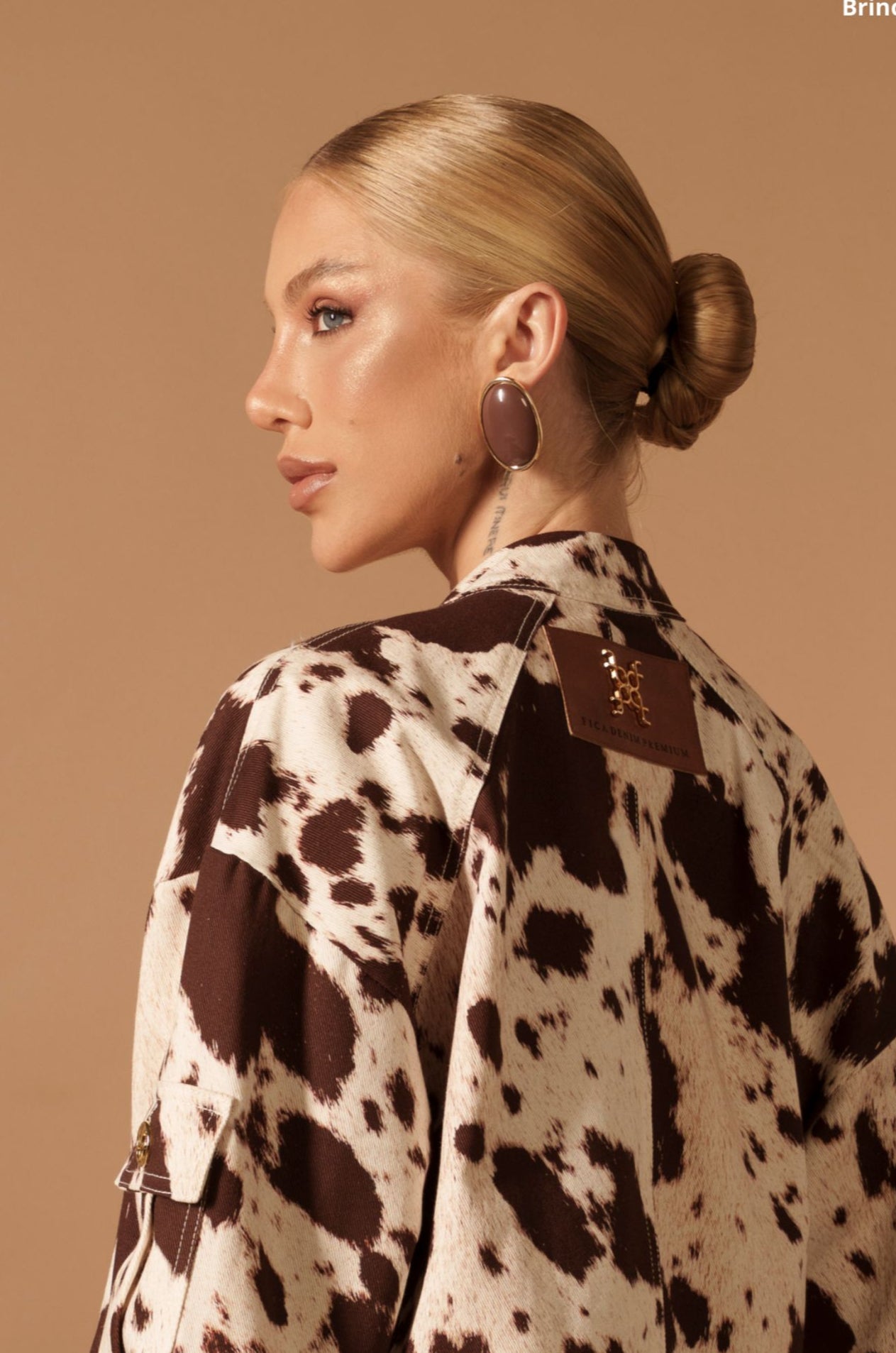 Brinco Oval Marrom com Contorno Dourado