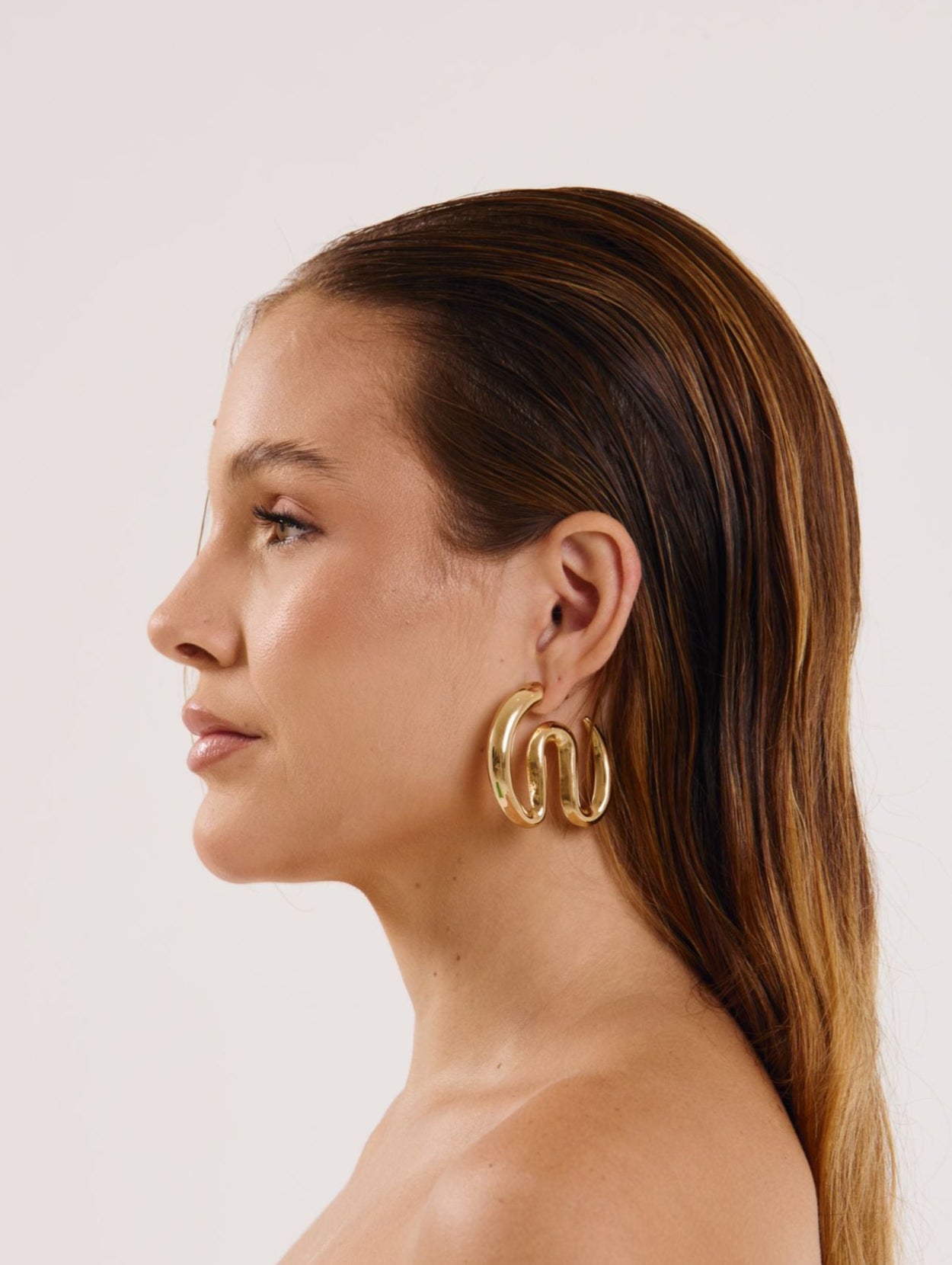 Brinco argola maxi formato ondulado em Dourado