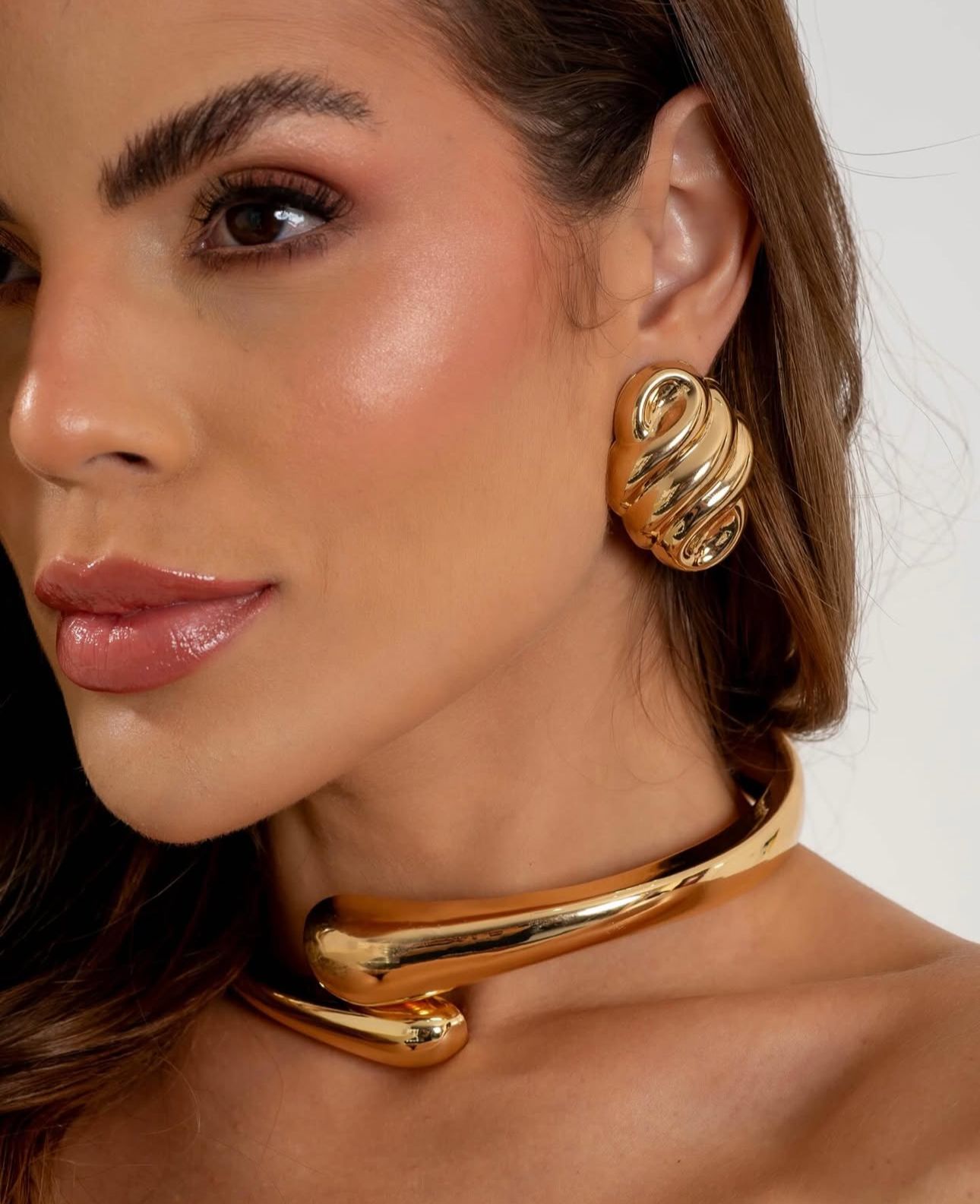 Colar Gargantilha Dourada Rígida