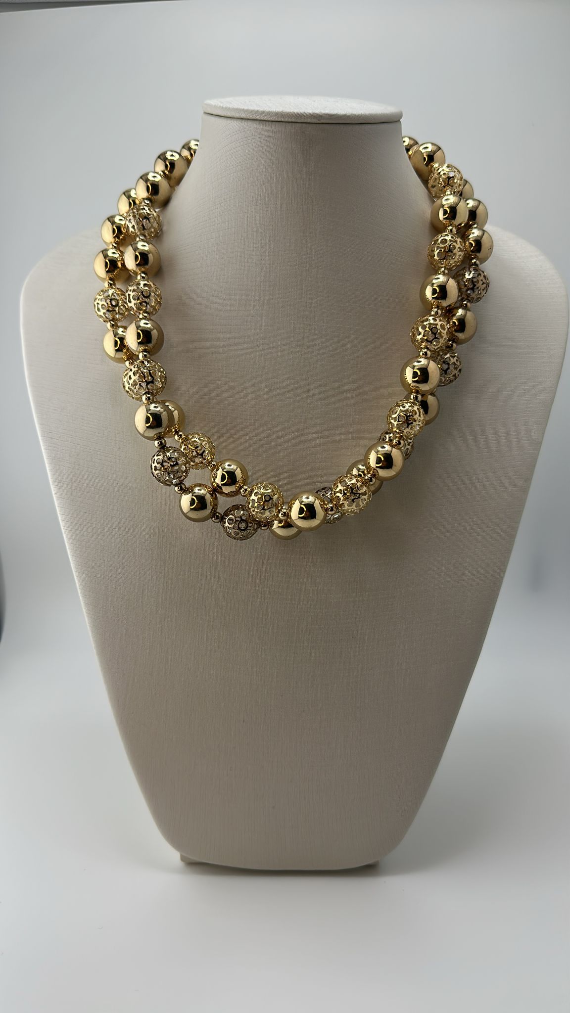 Colar com Contas Douradas