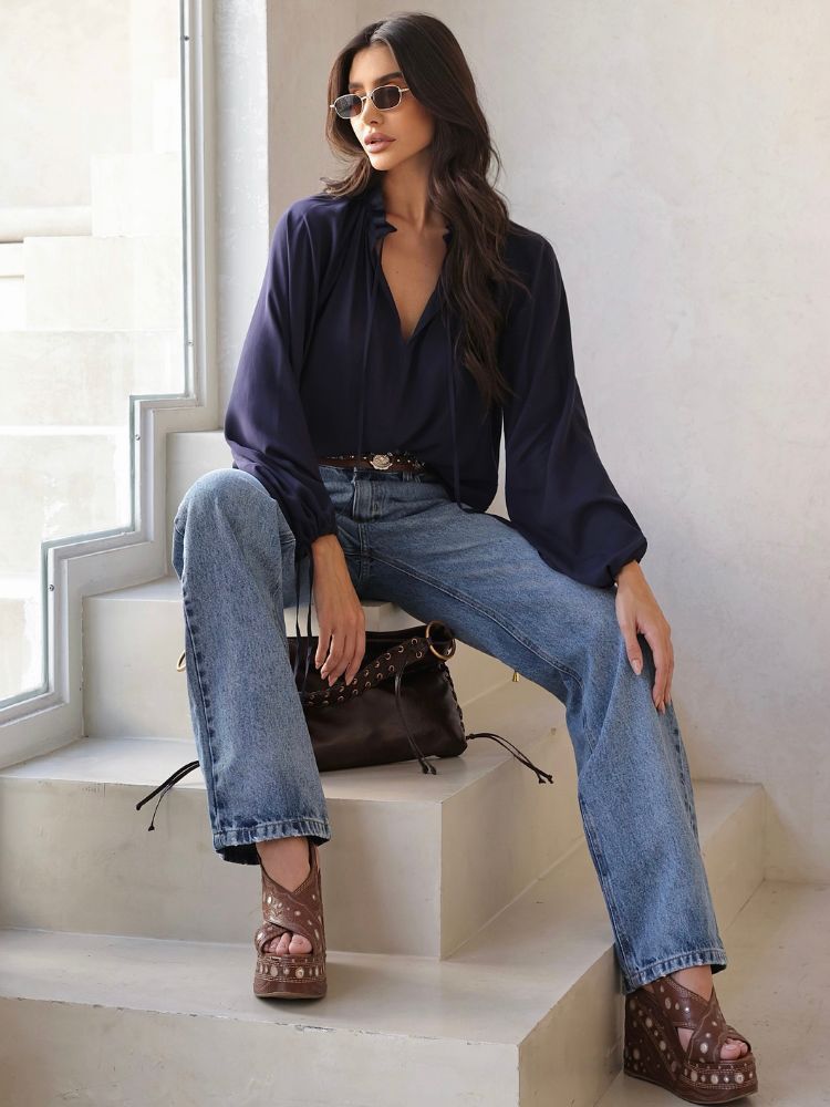 Blusa Fluida com Gola Frufru e Amarração - Cor Azul Marinho