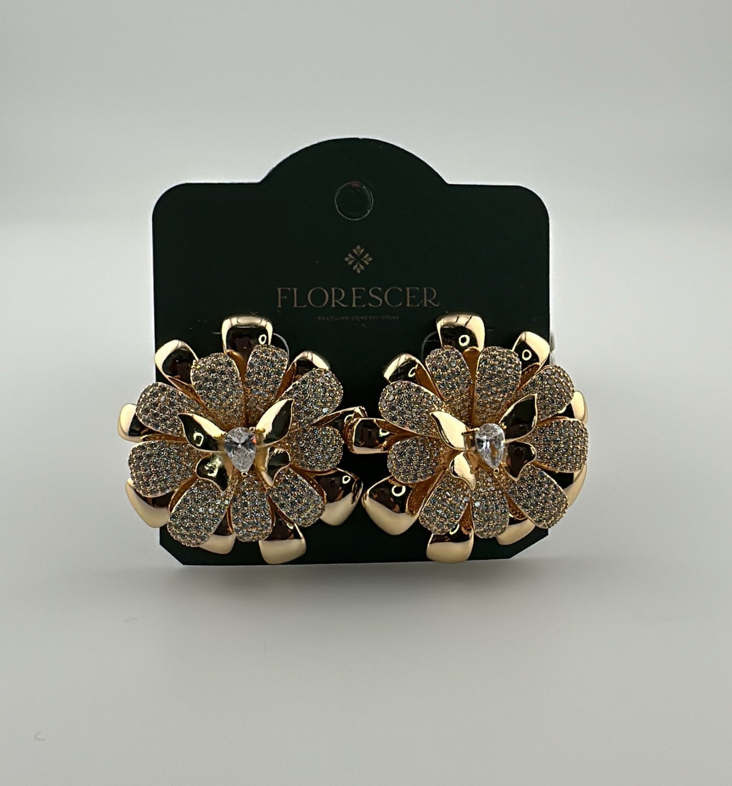 Brinco Semijoia Flor Cravejado com Zircônias e Banho de Ouro 18K