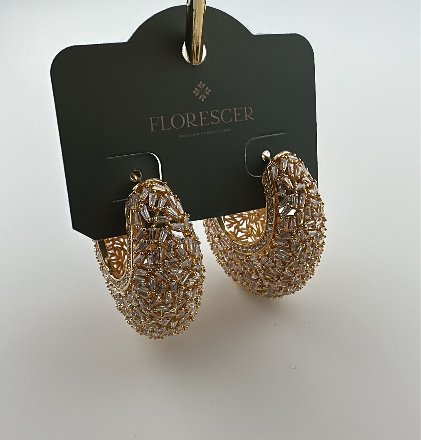 Brinco Semijoia Circula Lux – Argola Cravejada com Zircônia, Design em Formas e Linhas, Banho de Ouro 18K