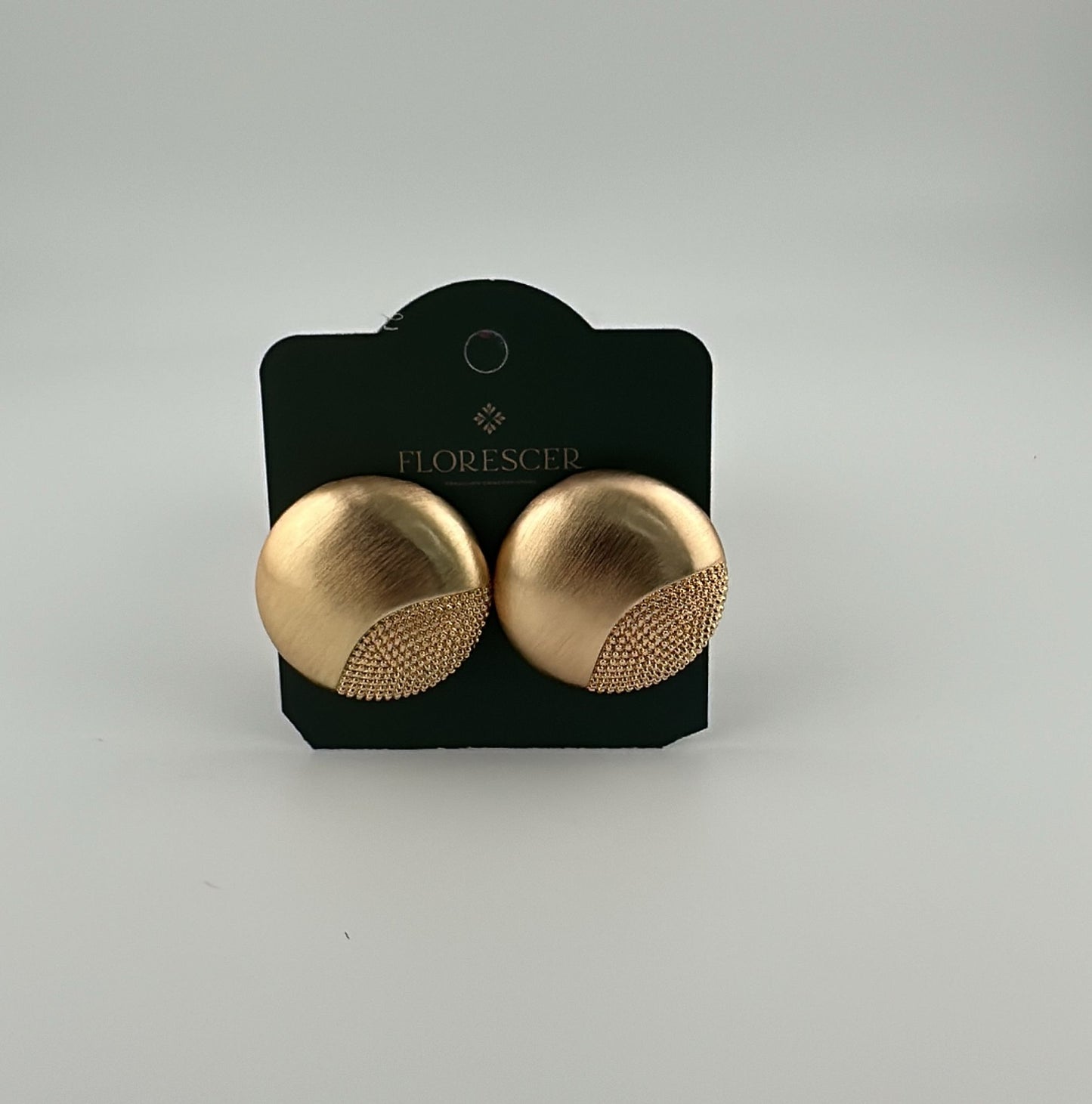 Brinco Semijoia Esfera Redonda com Design Lateral e Banho de Ouro 18K