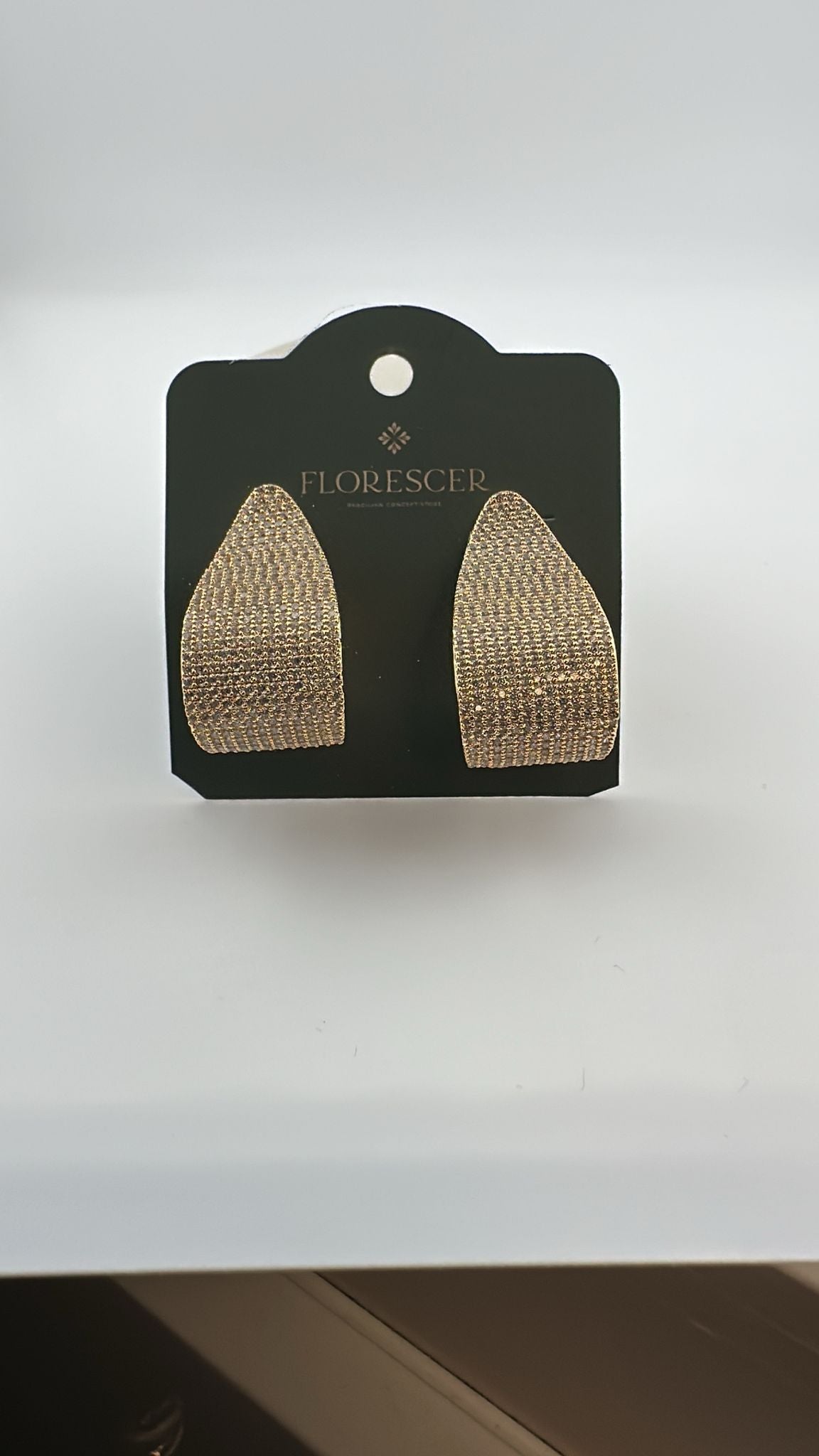 Brinco Semijoia Gota Radiante – Cravejado com Zircônia, Banho de Ouro 18K