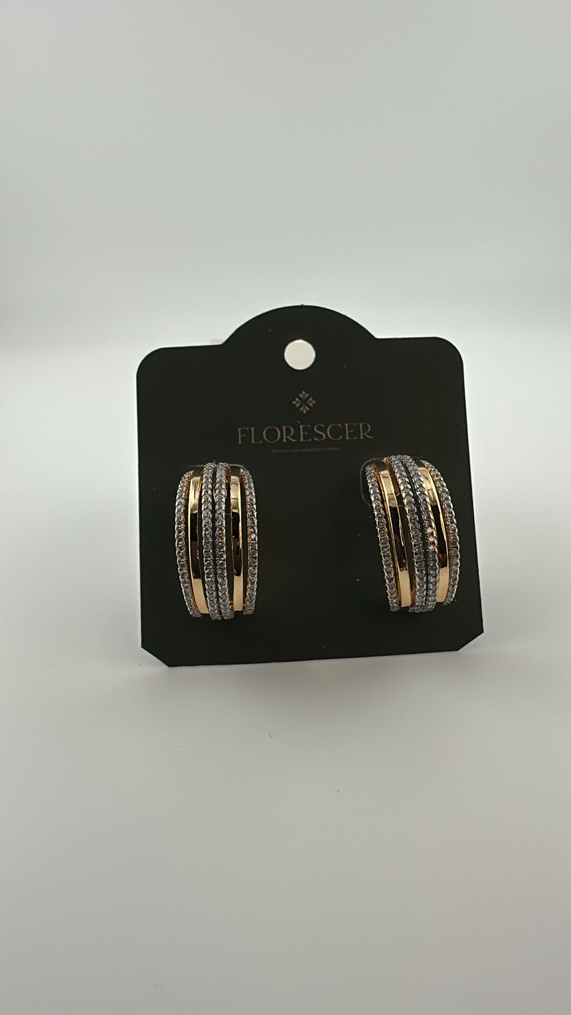 Brinco Semijoia Trio Lux – Argola Cravejada com Zircônia, Design em Formas e Linhas, Banho de Ouro 18K