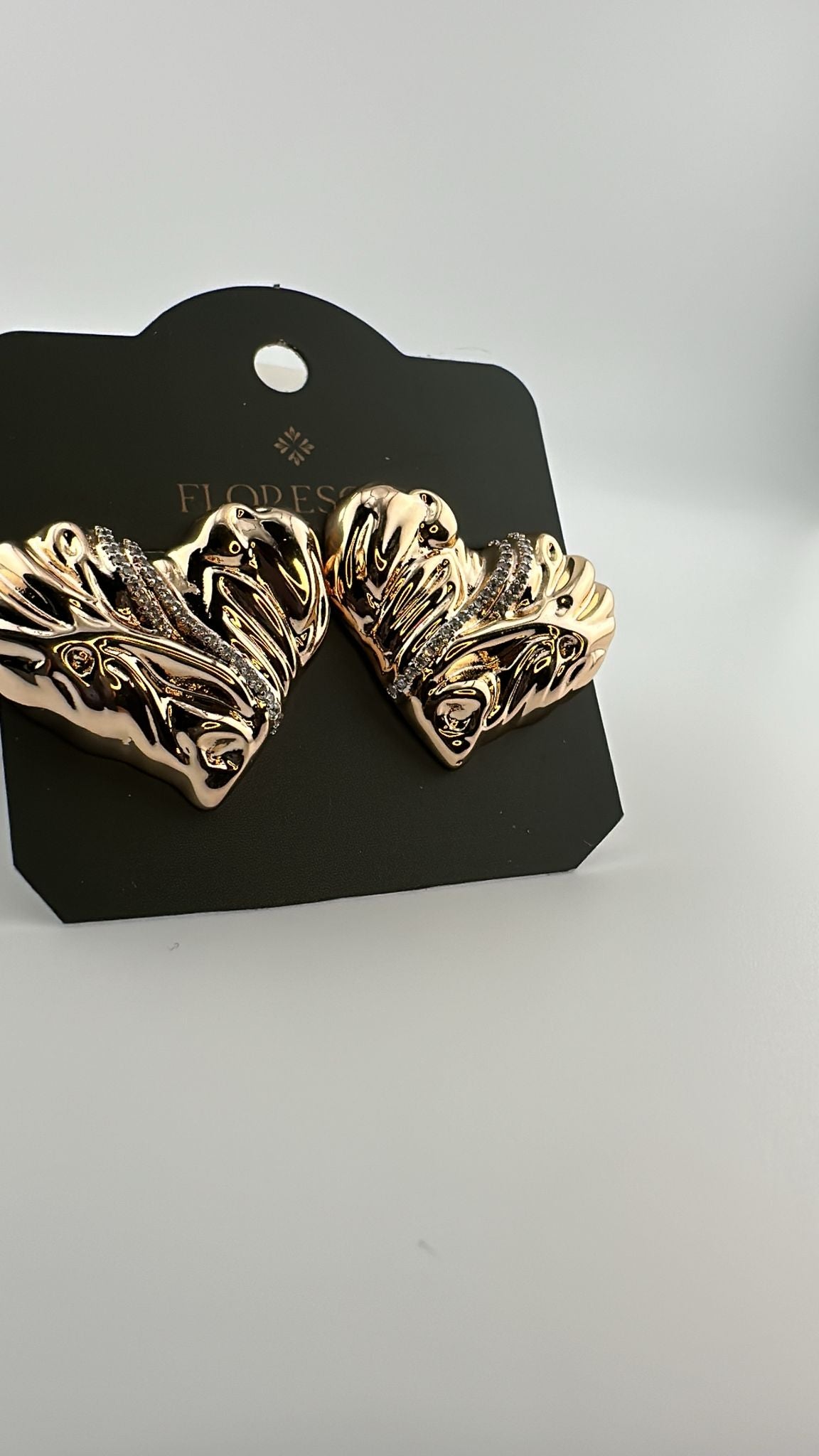 Brinco Semijoia Coração Real – Cravejado com Zircônia, Banho de Ouro 18K