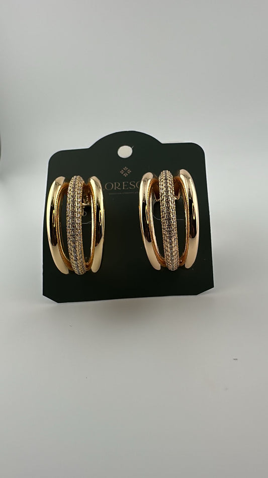 Brinco Semijoia Orbix 3 – Argola Cravejada com Zircônia, Design em Formas e Linhas, Banho de Ouro 18K