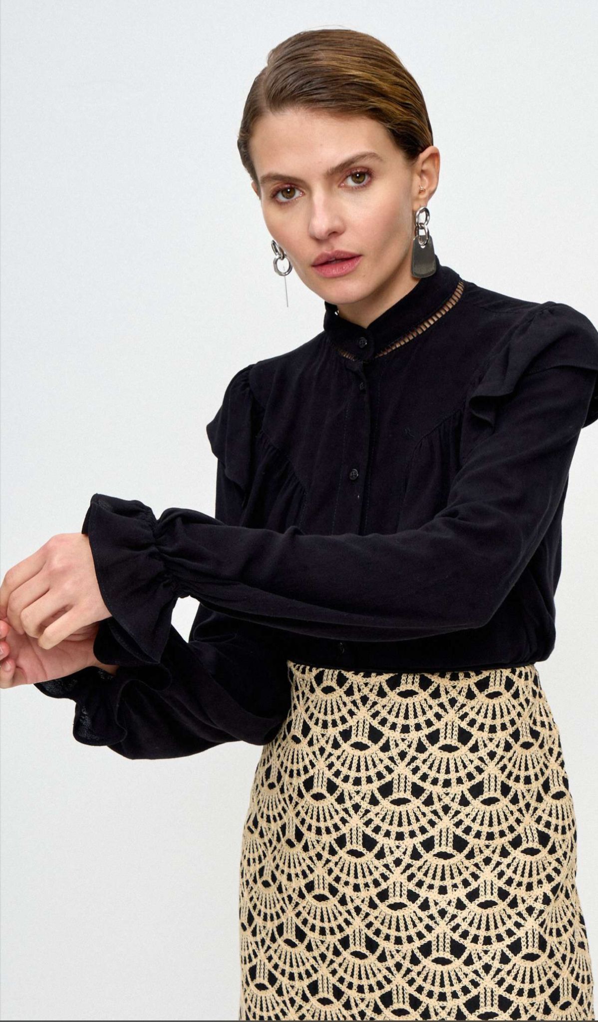 Blusa Vitoria: Camisa Gola Alta com Renda e Volantes - Preto Clássico