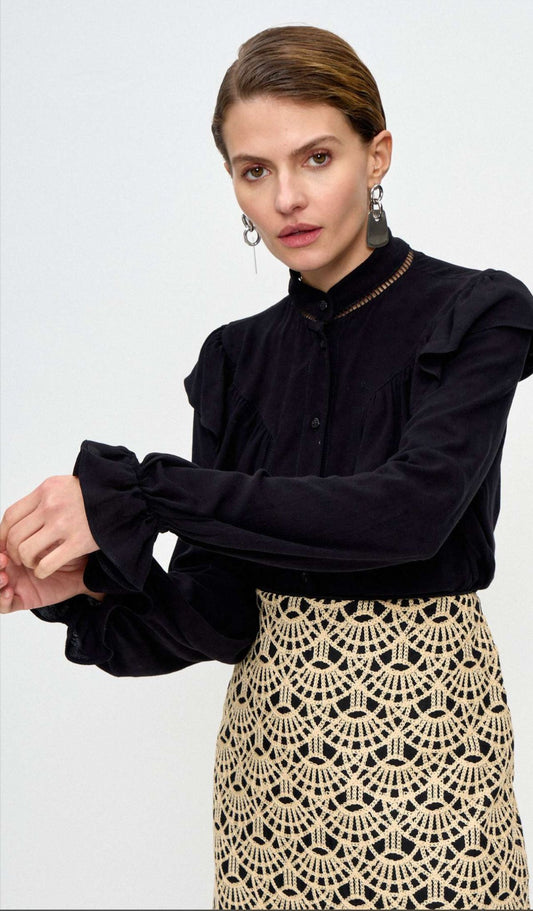 Blusa Vitoria: Camisa Gola Alta com Renda e Volantes - Preto Clássico