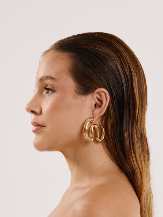 Brinco argola maxi formato ondulado em Dourado