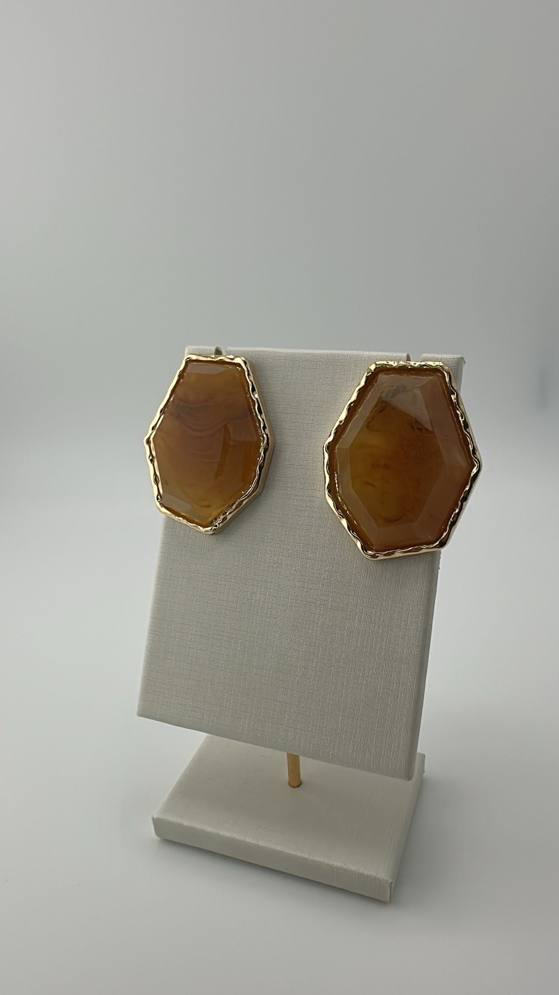 Brincos Geométricos Facetados com Borda Dourada