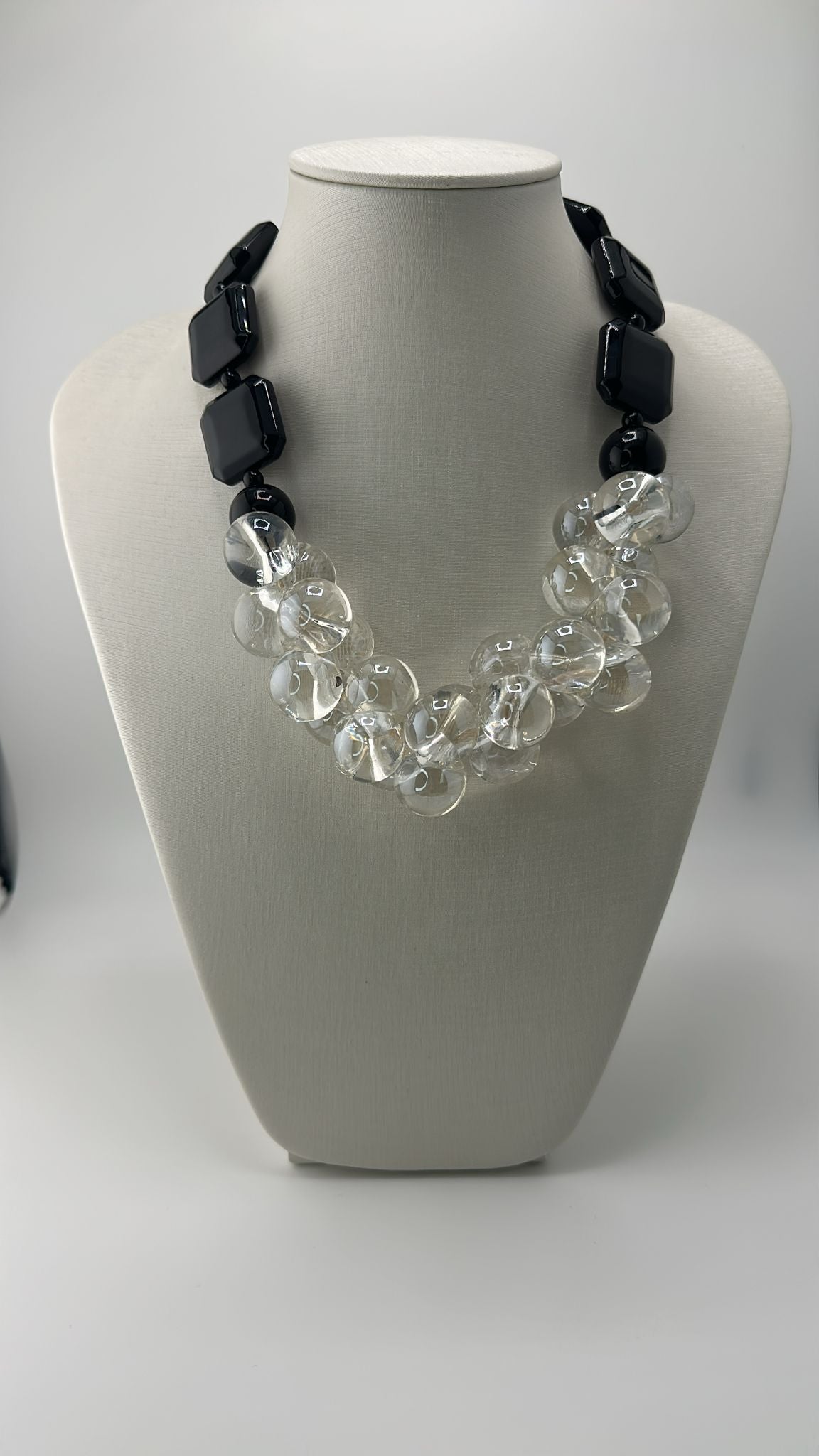 Colar de Duas Voltas com Contas Pretas e Transparentes