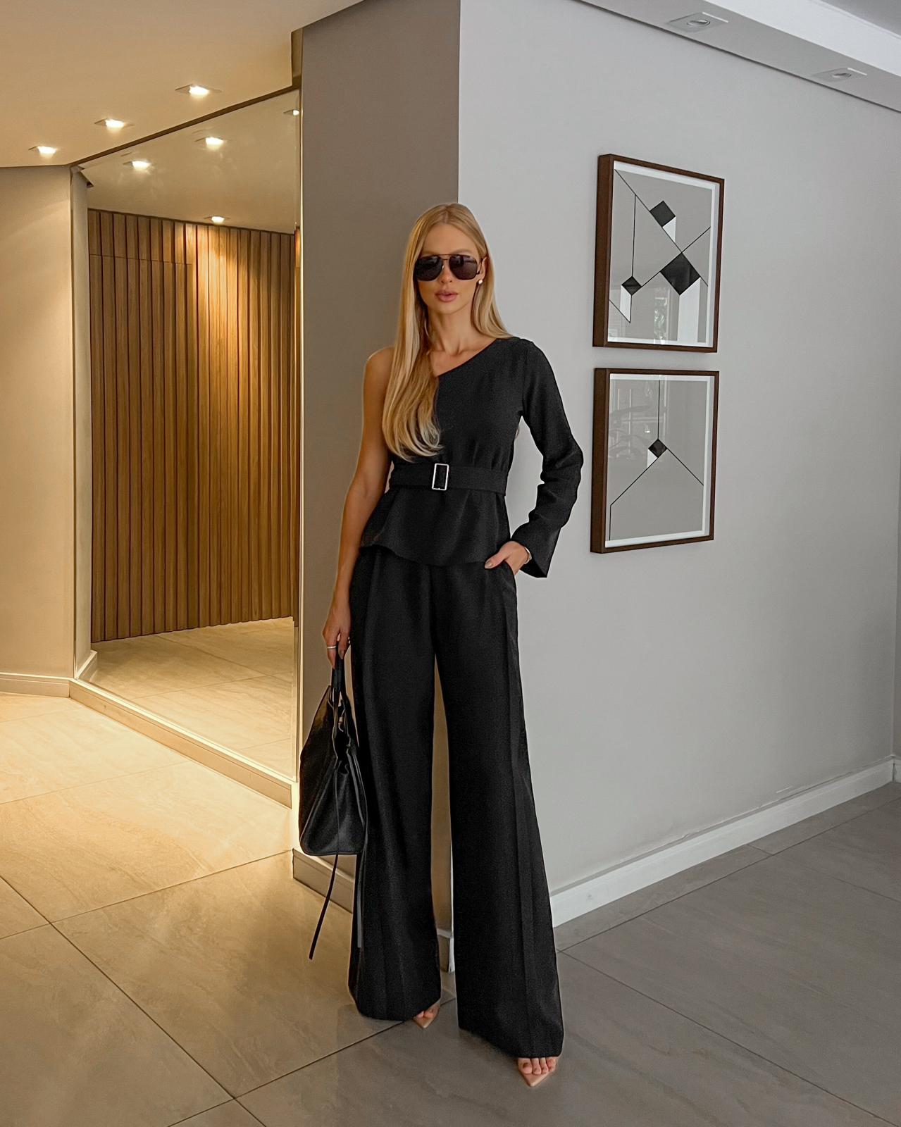 Conjunto Calça Pantalona e Blusa Ombro Único "Power Look"