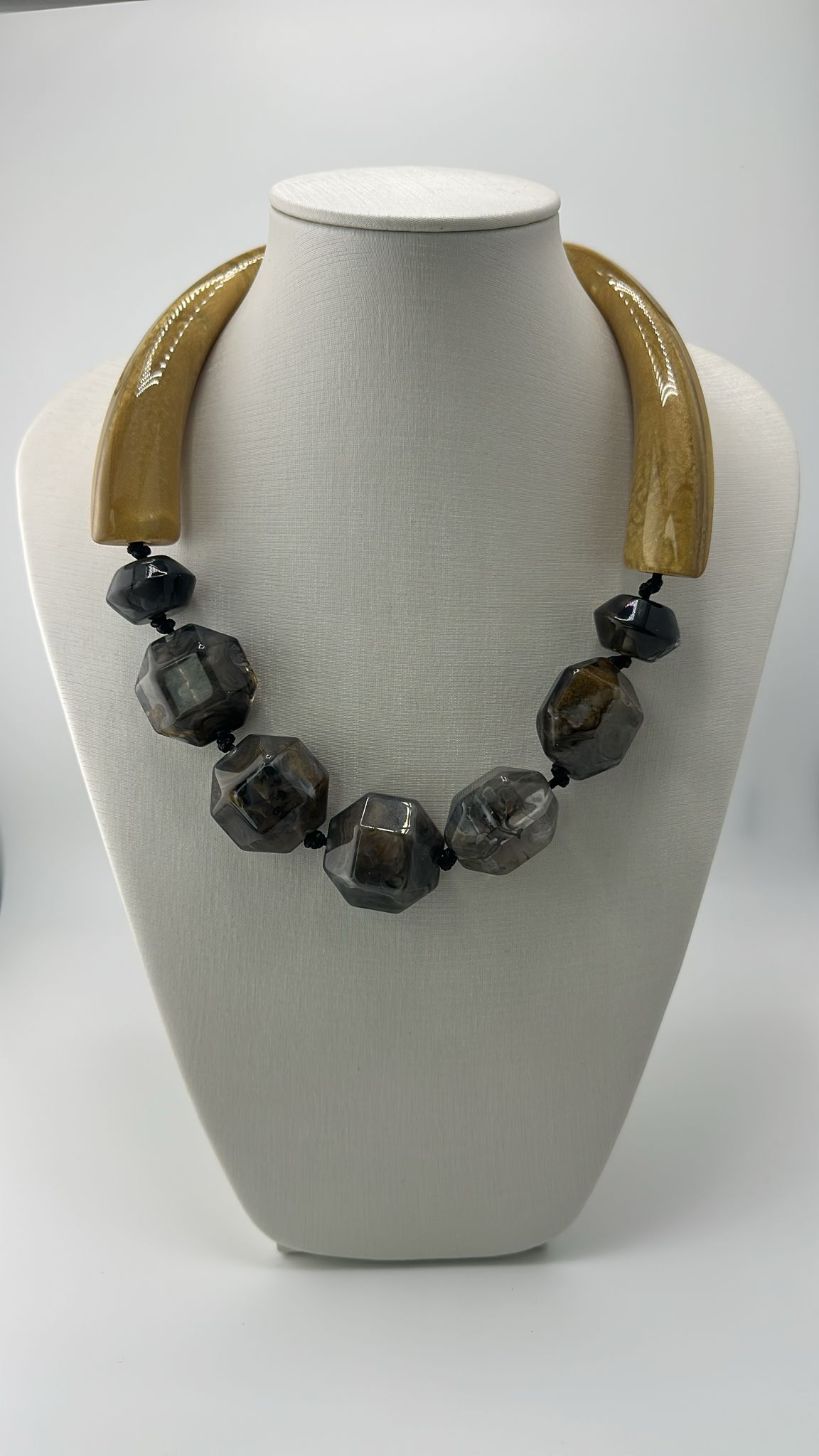 Colar de gola com Pedras orgânicas