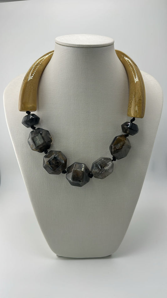 Colar de gola com Pedras orgânicas