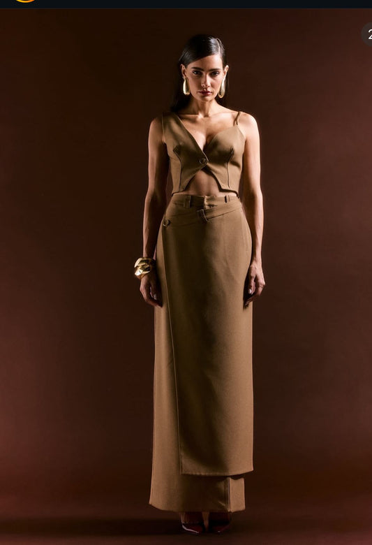 Conjunto Assimetria Chic: Top Cut Out e Calça Alfaiataria