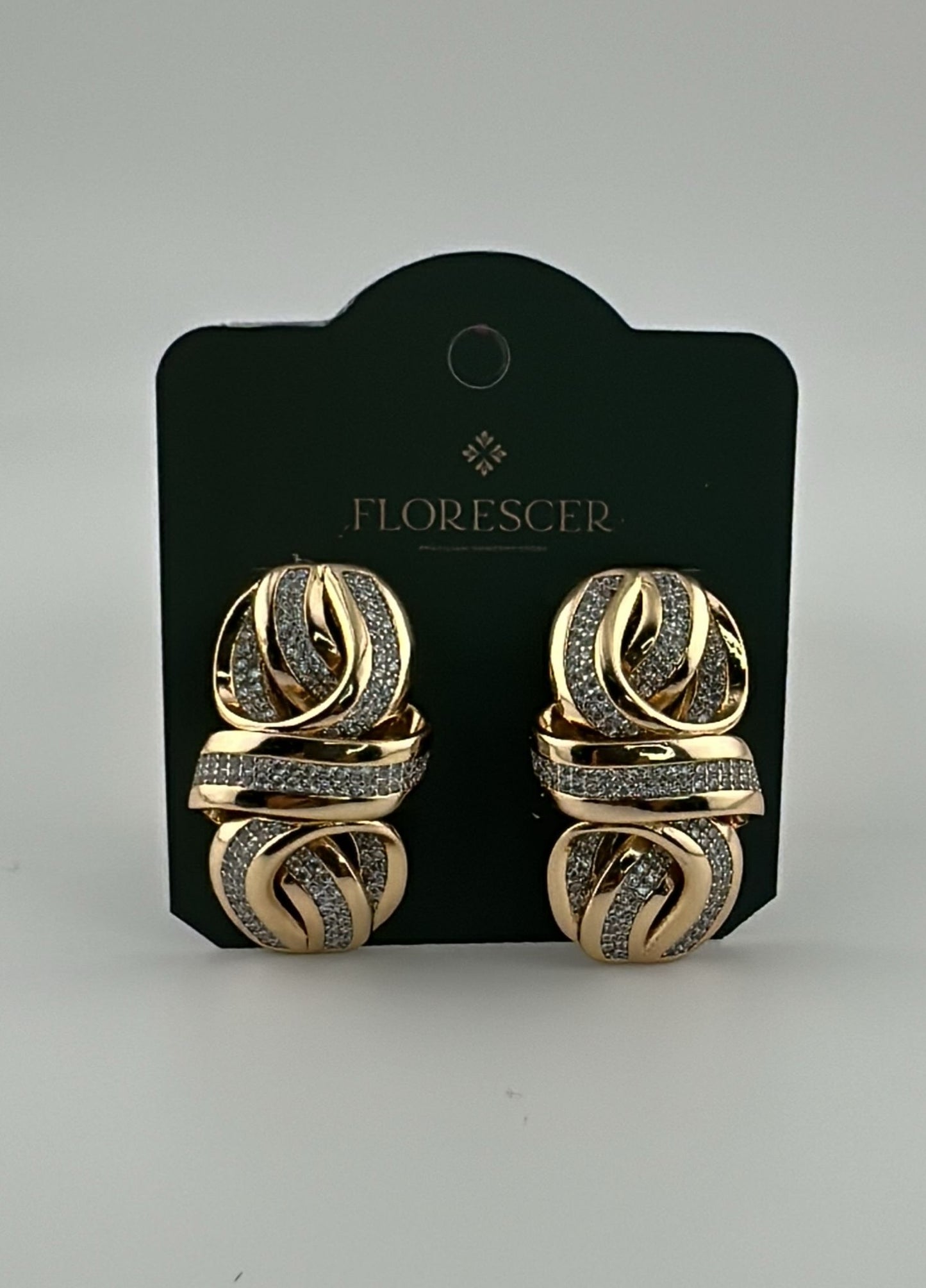 Brinco Semijoia com 3 Elos Cravejados de Zircônia – Banho de Ouro 18K