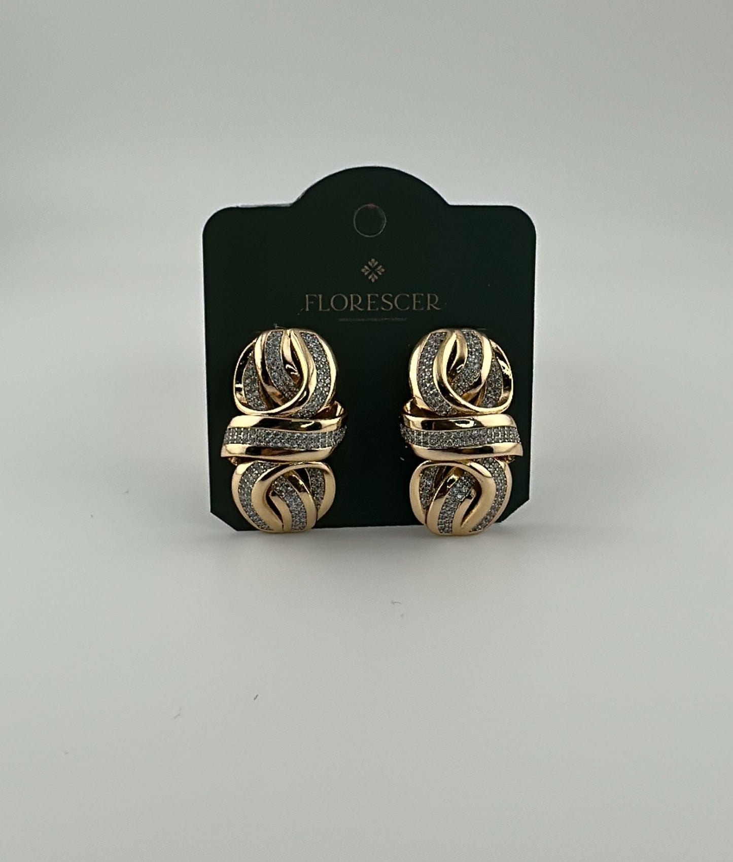 Brinco Semijoia com 3 Elos Cravejados de Zircônia – Banho de Ouro 18K