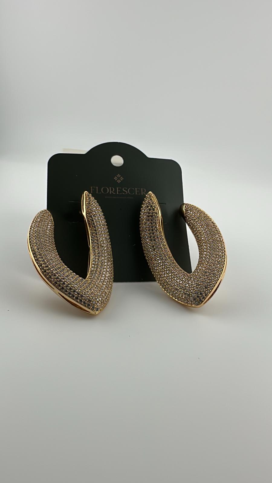 Brinco Semijoia Radiant Hoop – Argola Cravejada com Zircônia, Banho de Ouro 18K