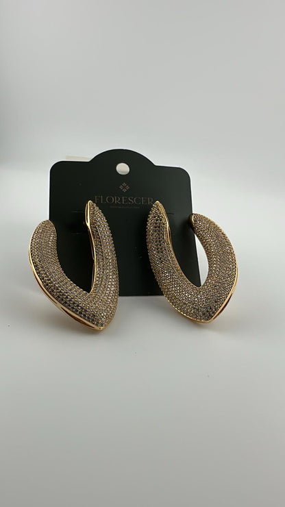 Brinco Semijoia Radiant Hoop – Argola Cravejada com Zircônia, Banho de Ouro 18K