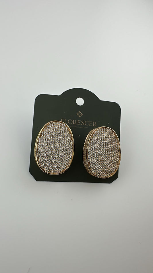 Brinco Semijoia Esfera Redonda – Formas Grossas com Laterais Arredondadas, Cravejada com Zircônia, Banho de Ouro 18K