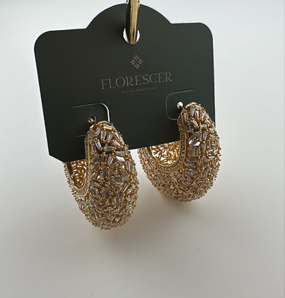 Brinco Semijoia Circula Lux – Argola Cravejada com Zircônia, Design em Formas e Linhas, Banho de Ouro 18K