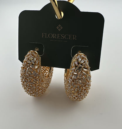 Brinco Semijoia Circula Lux – Argola Cravejada com Zircônia, Design em Formas e Linhas, Banho de Ouro 18K