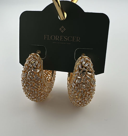 Brinco Semijoia Circula Lux – Argola Cravejada com Zircônia, Design em Formas e Linhas, Banho de Ouro 18K