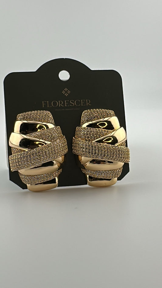 Brinco Semijoia Elos Grande – Cravejado com Zircônia, Banho de Ouro 18K