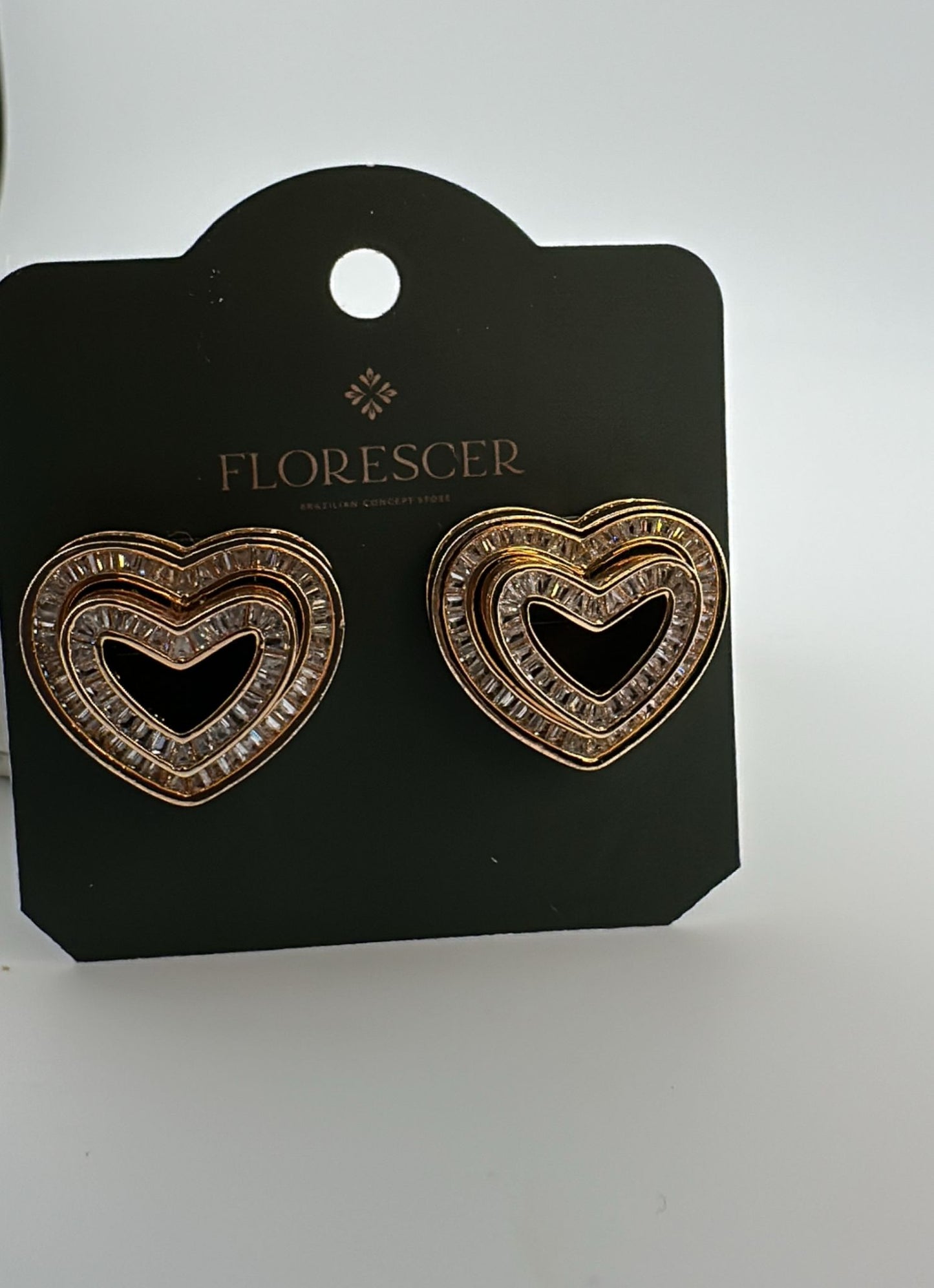 Brinco Semijoia Coração Cravejado com Zircônia – Banho de Ouro 18K