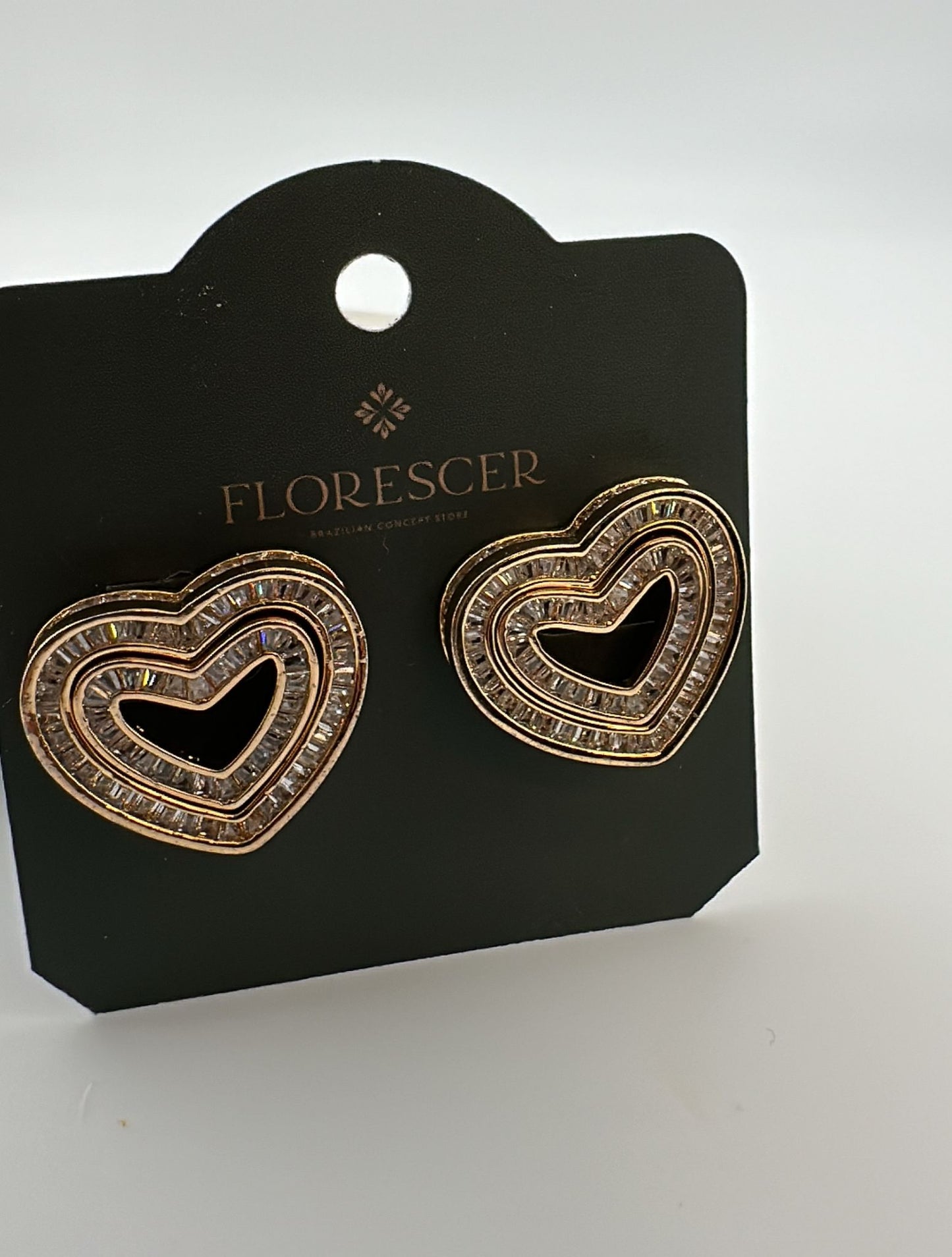 Brinco Semijoia Coração Cravejado com Zircônia – Banho de Ouro 18K