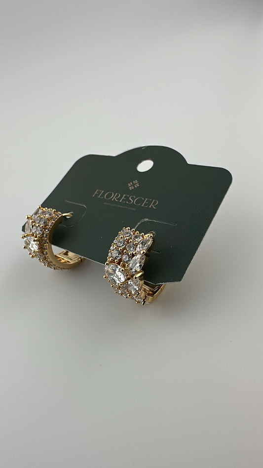 Brinco Semijoia Radiant Circle – Argola Toda Cravejada com Zircônia, Laterais Arredondadas, Banho de Ouro 18K