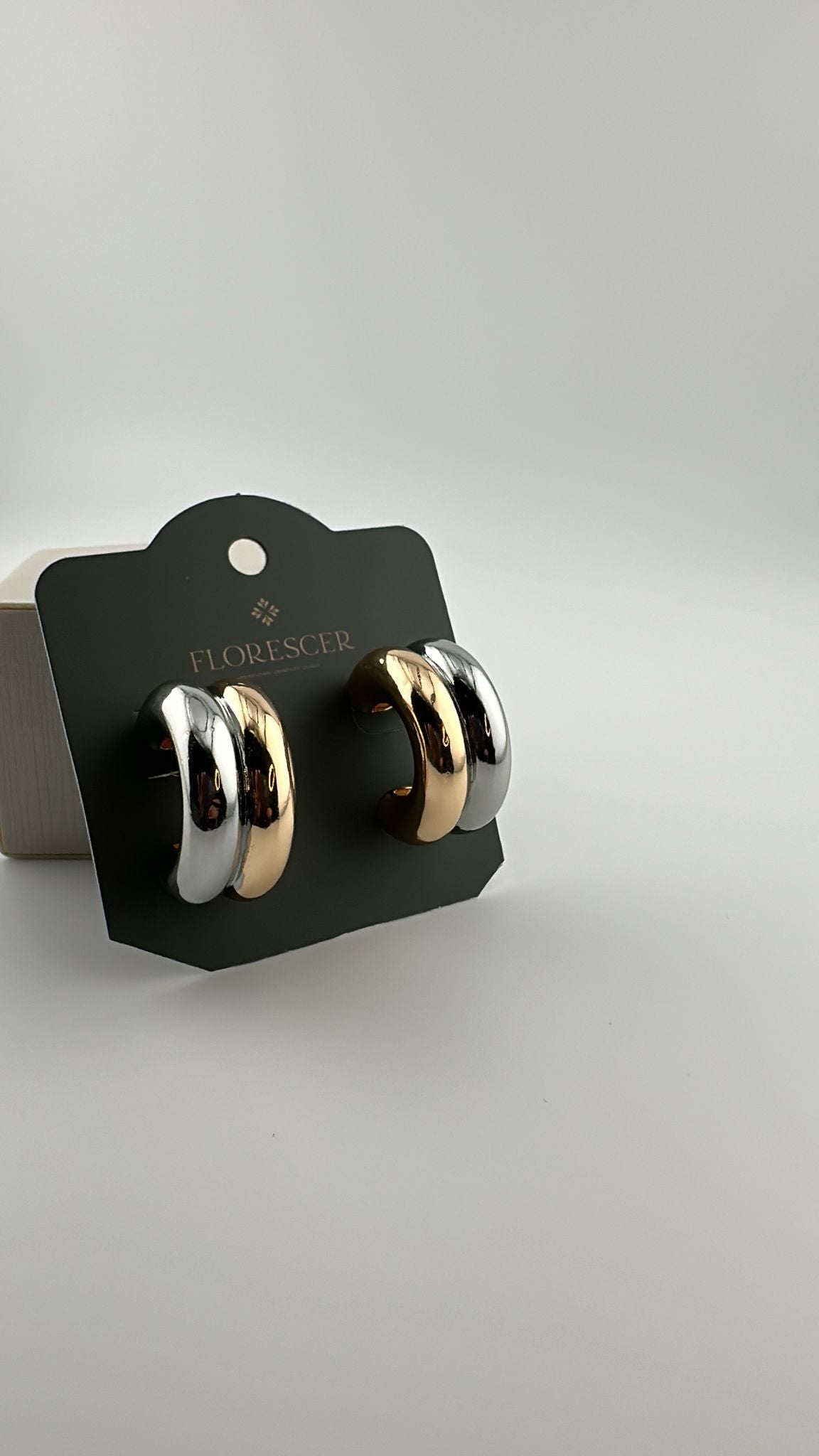 Brinco Semijoia Argola – Dourada com Detalhes em Ródio Branco, Banho de Ouro 18K