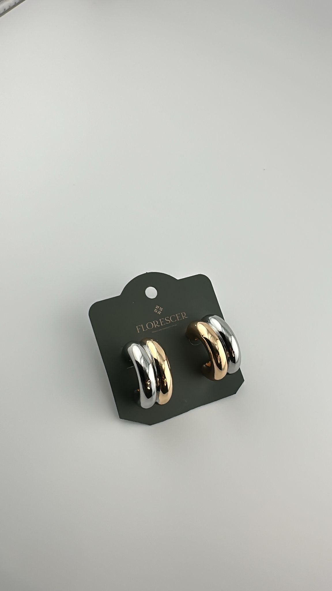 Brinco Semijoia Argola – Dourada com Detalhes em Ródio Branco, Banho de Ouro 18K