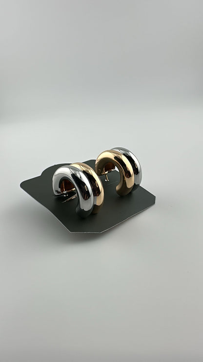 Brinco Semijoia Argola – Dourada com Detalhes em Ródio Branco, Banho de Ouro 18K