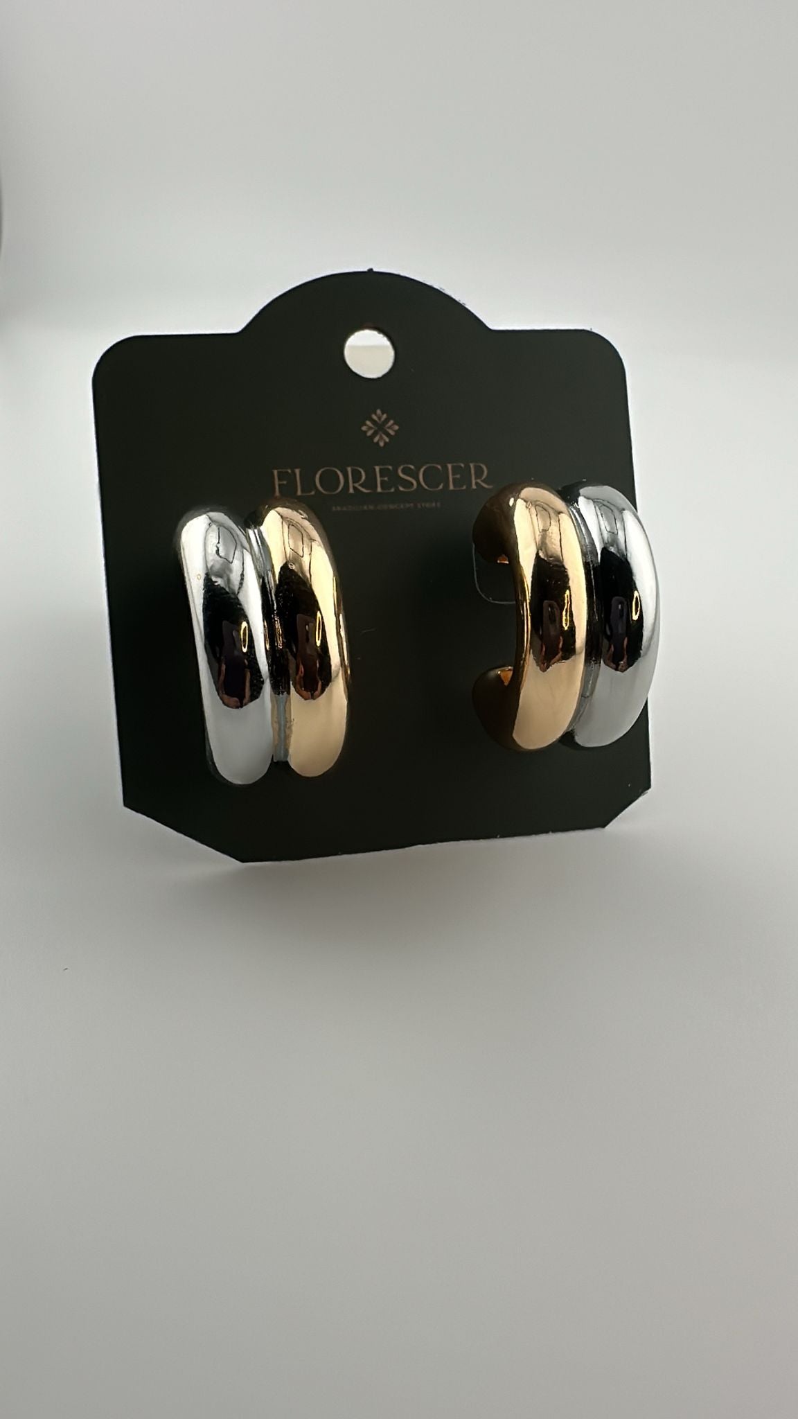 Brinco Semijoia Argola – Dourada com Detalhes em Ródio Branco, Banho de Ouro 18K