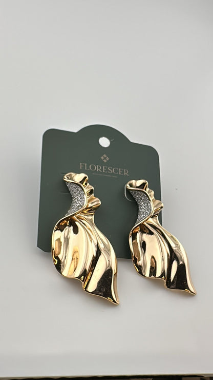 Brinco Semijoia Zyla – Formato Assimétrico com Linhas Delicadas, Cravejado com Zircônia, Banho de Ouro 18K