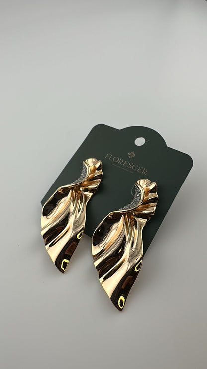 Brinco Semijoia Zyla – Formato Assimétrico com Linhas Delicadas, Cravejado com Zircônia, Banho de Ouro 18K