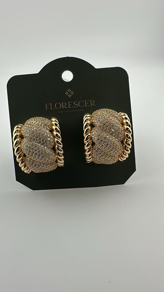 Brinco Semijoia Elos Cravejada – Design Sofisticado, Zircônia e Banho de Ouro 18K