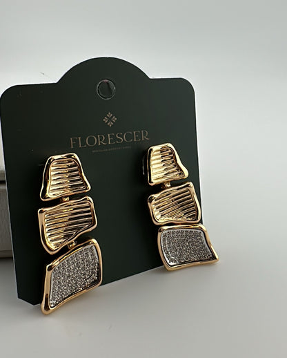 Brinco Semijoia Pendente Texturizado e Cravejado Florescer -Banho de Ouro 18K